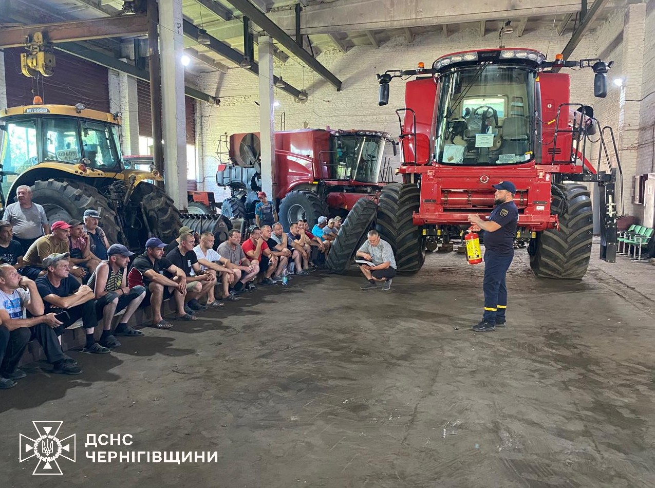 Фотографія рятувальник спілкується з аграріями